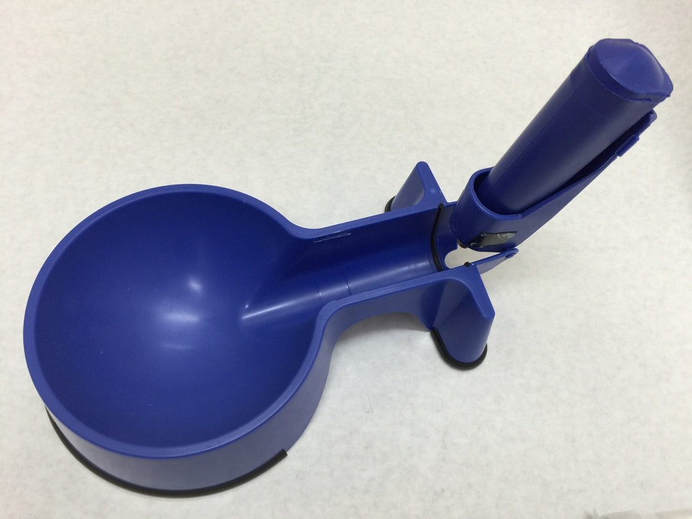 Easy-Clean Water Bowl hinge-open valve enables quick cleaning sessions.