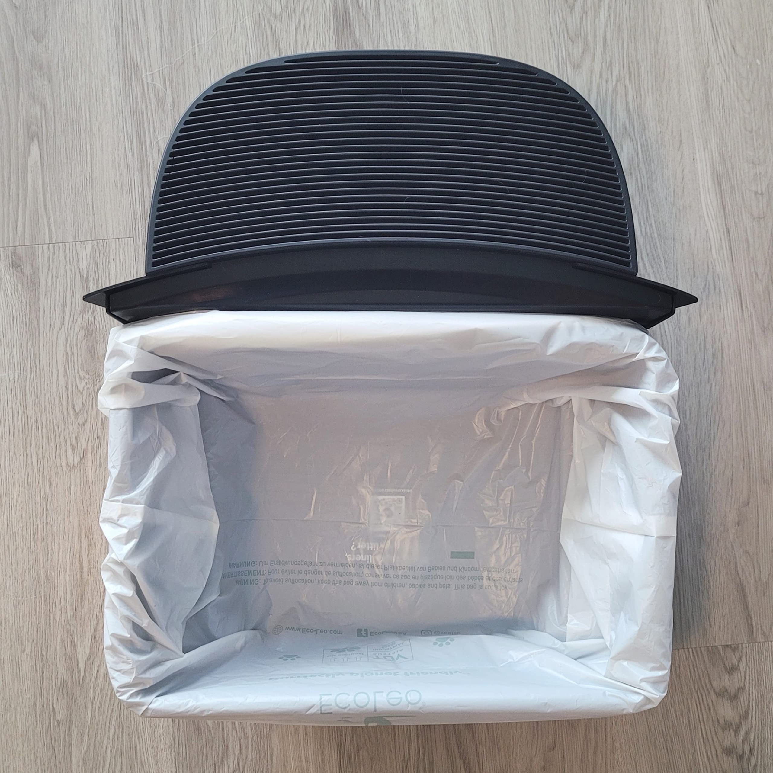 EcoLeo liner compatible with Litter-Robot 4 for easy maintenance.