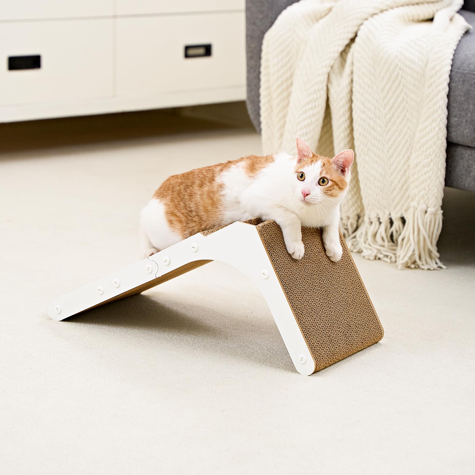 EHEYCIGA white scratcher pad fits modern home interiors.