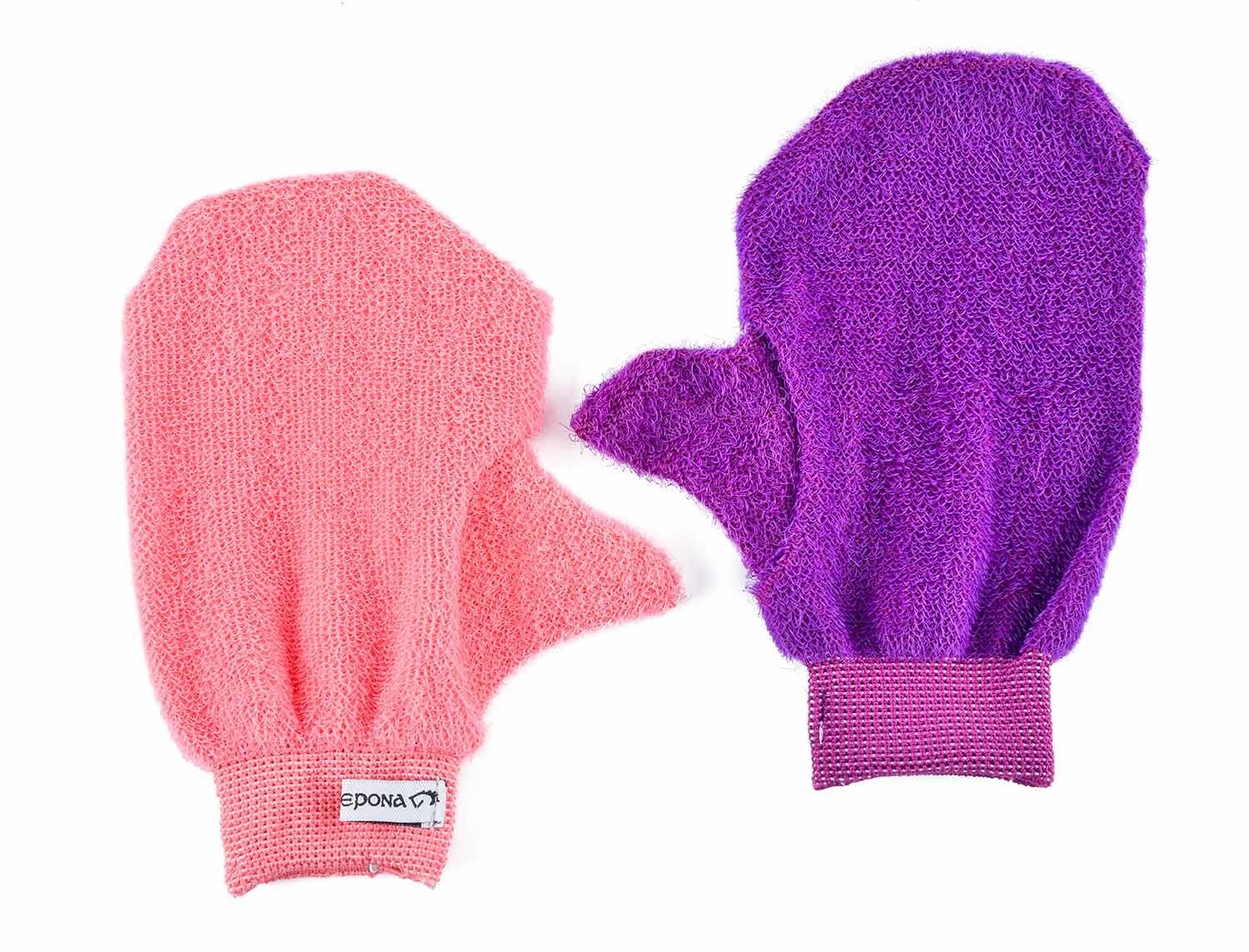 Epona Ulta-Mitt promotes coat shine and natural oil distribution.