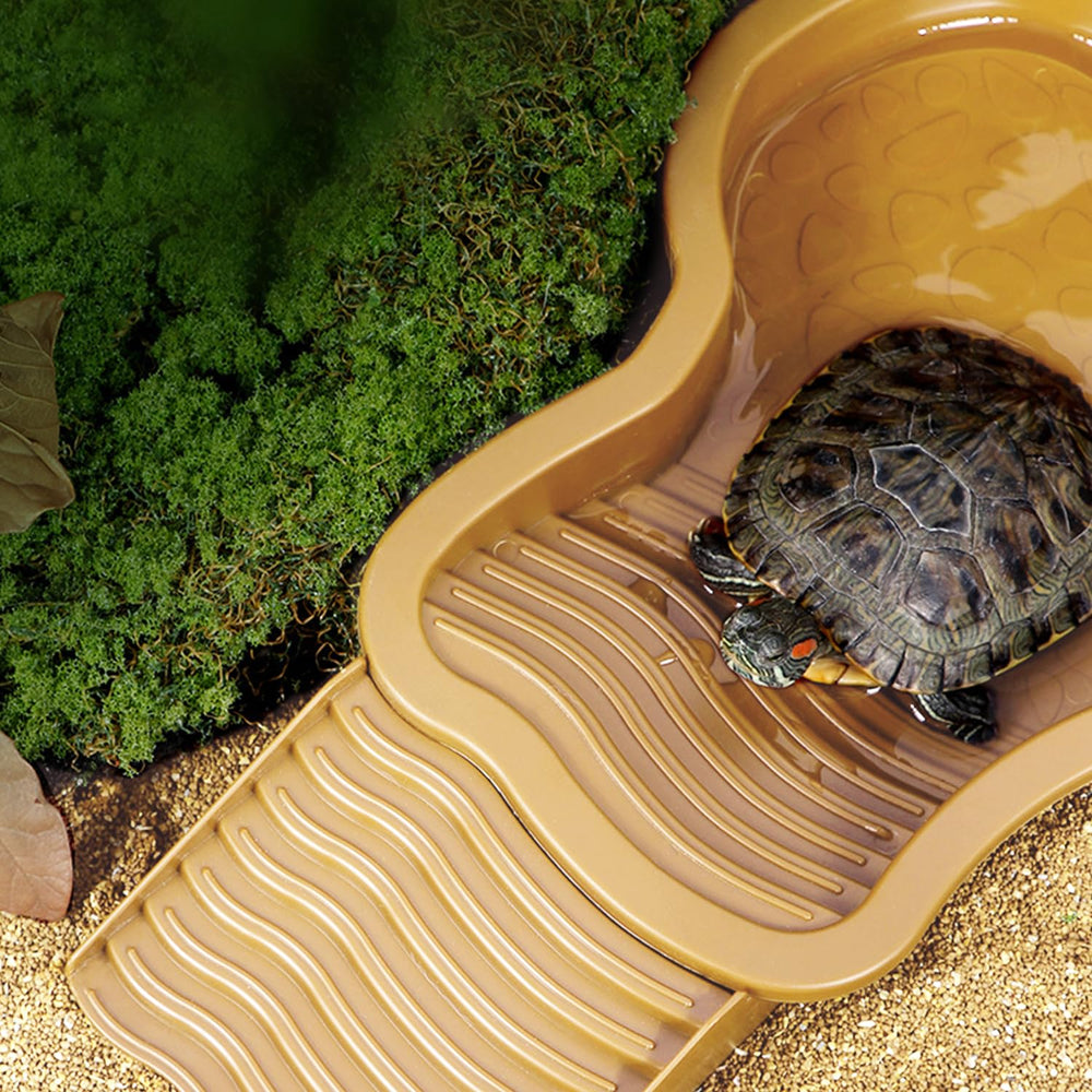 FALESHOS anti-slip base keeps the water dish steady during activity.