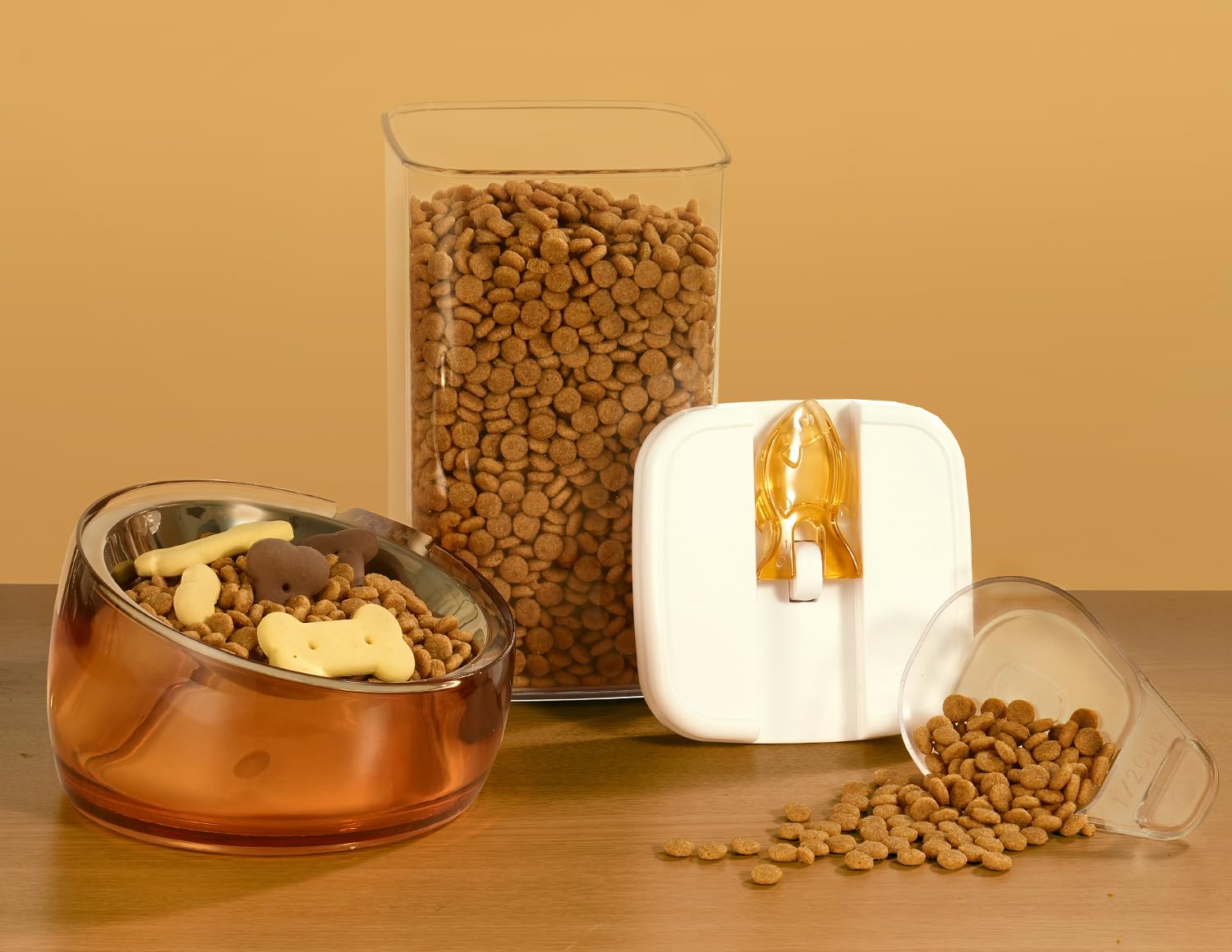 Felli Flip Tite XL includes a measuring cup for bulk kibble prep.