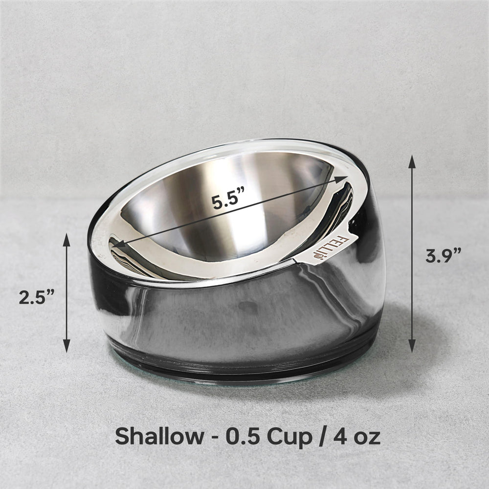 Slanted elevated base of Felli Oblik designed for comfortable cat feeding posture.