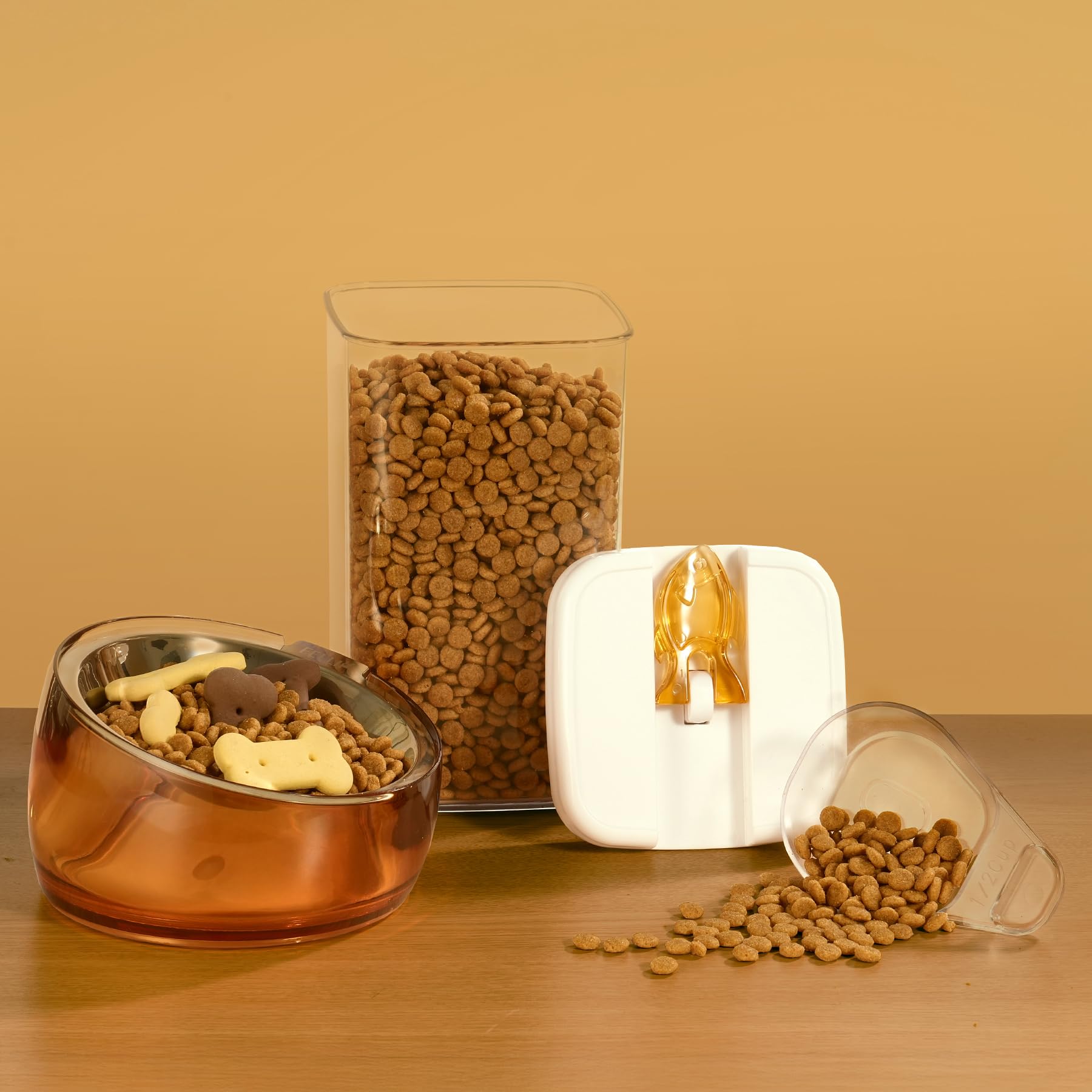 Elevated tilt on Felli Oblik improves reach for short-legged pets