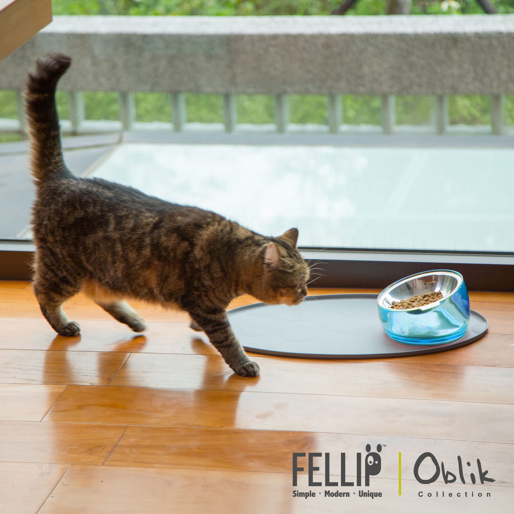 Felli Oblik sapphire color bowl adds stylish appeal to your cat’s feeding area.