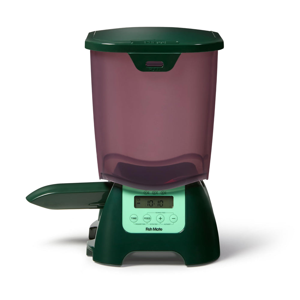 Fish Mate P7000 weather-resistant design protects feed in outdoor conditions.