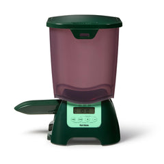 Fish Mate P7000 weather-resistant design protects feed in outdoor conditions.