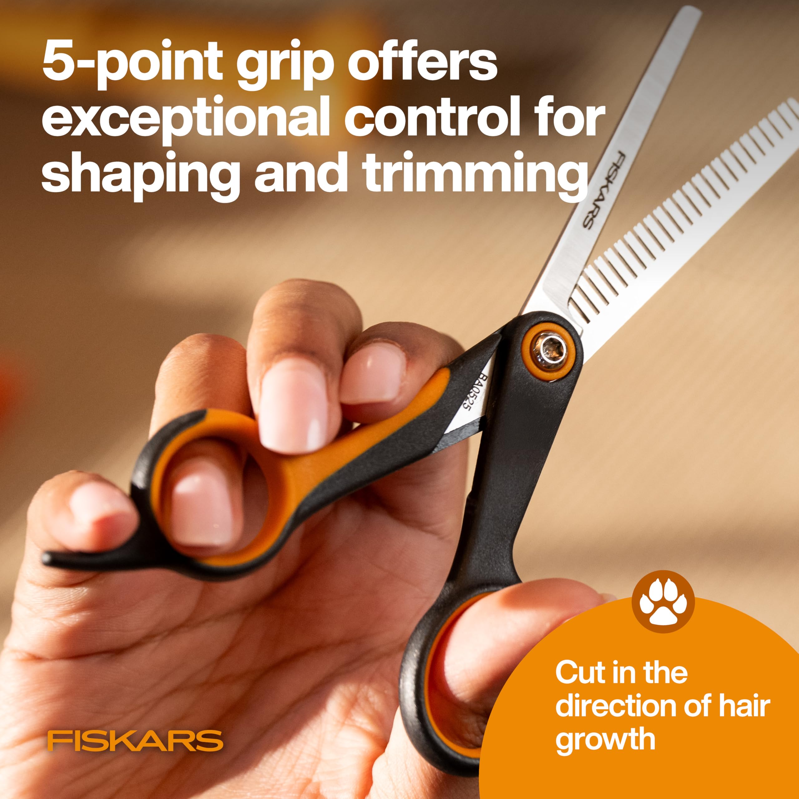 Fiskars 5-point grip supports accurate shaping and blending of fur.