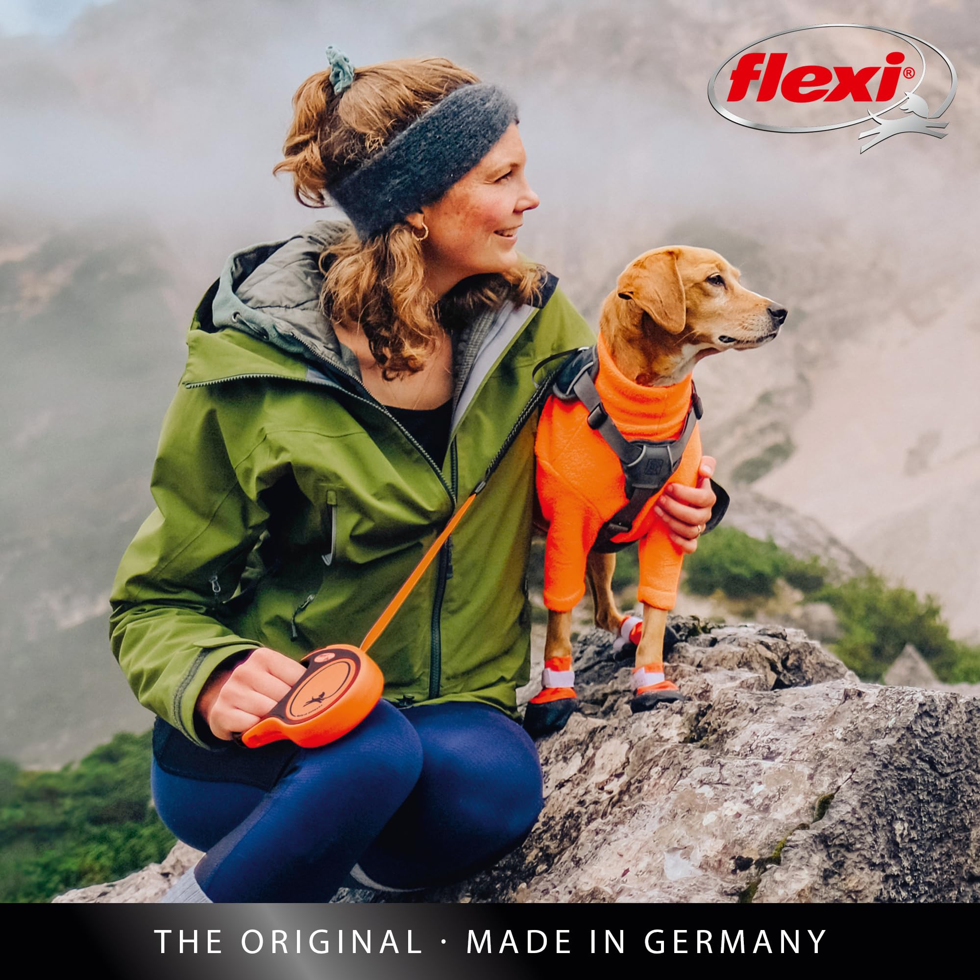 FLEXI Xtreme tape leash orange black dog close up