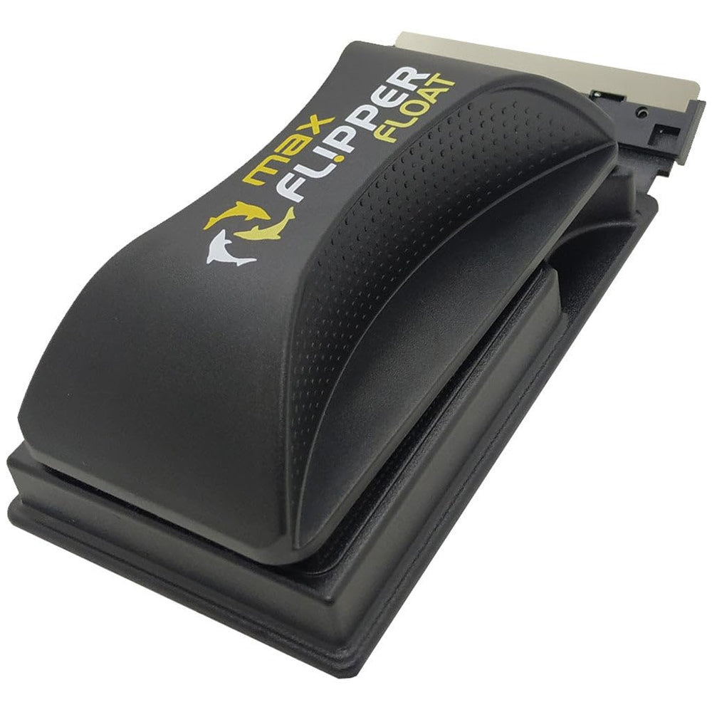 FL!PPER Flipper switches from scrubber to scraper for thorough glass cleaning