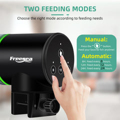 FREESEA Aquarium Feeder dispensing action illustrates precise portion control.