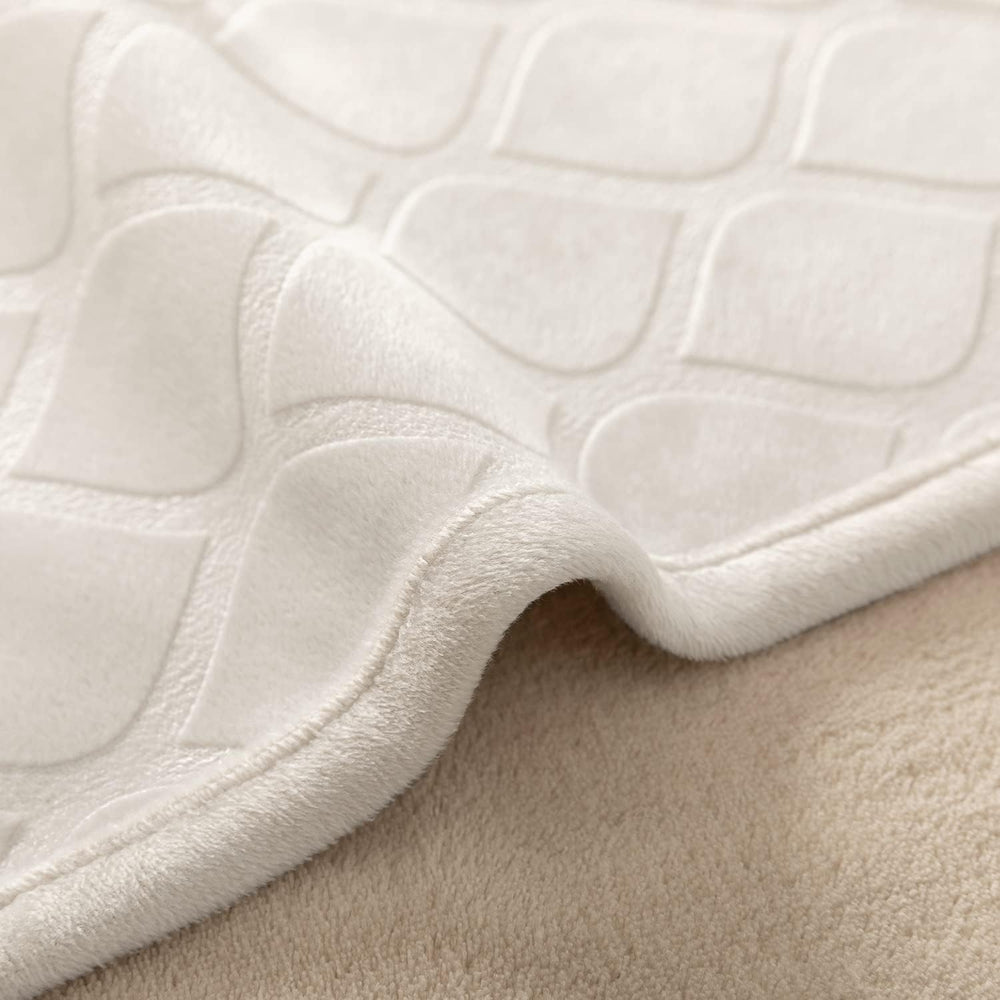 Close-up of Fuguitex crystal velvet texture for warm, plush comfort.