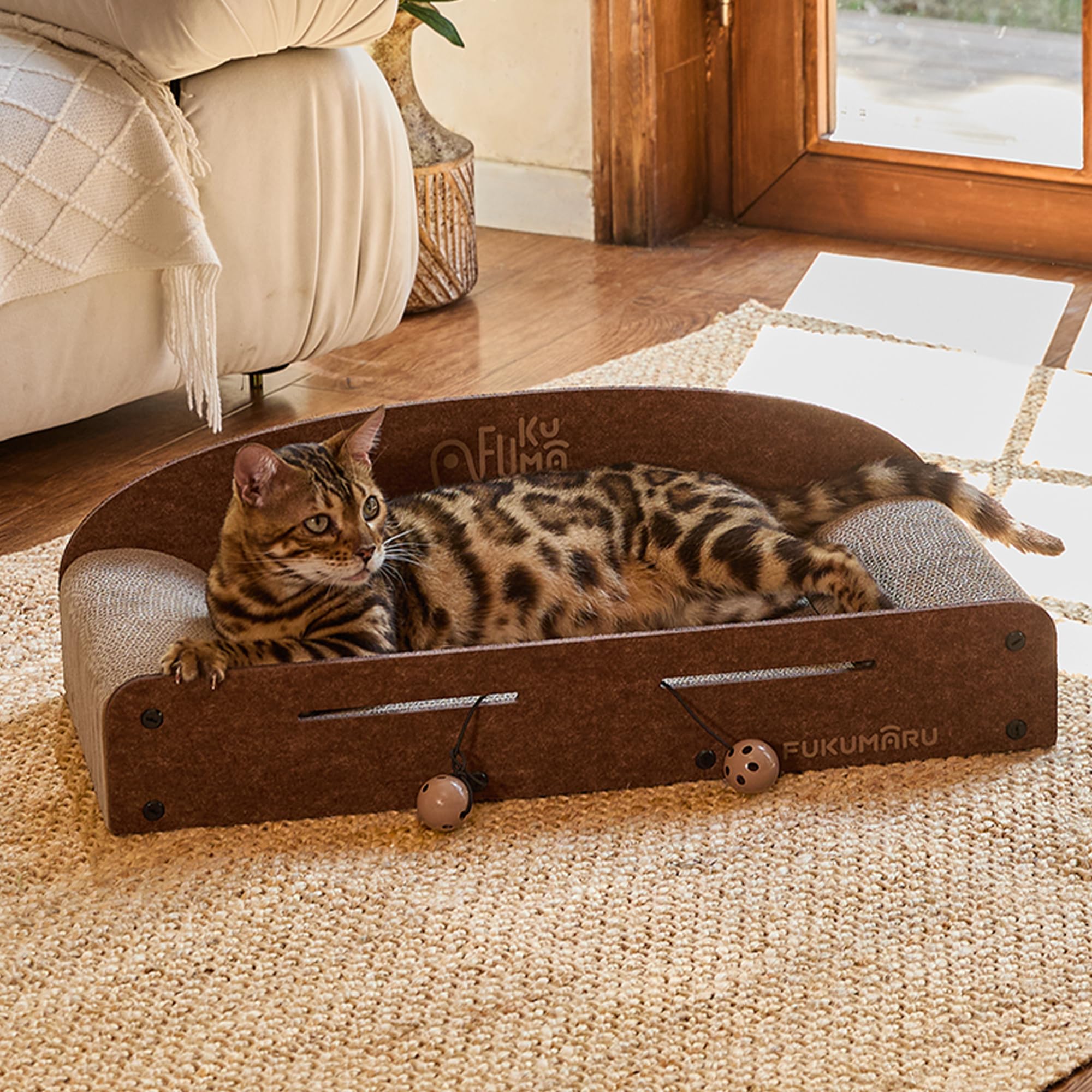 FUKUMARU all-in-one cat lounge for lounging and scratching.