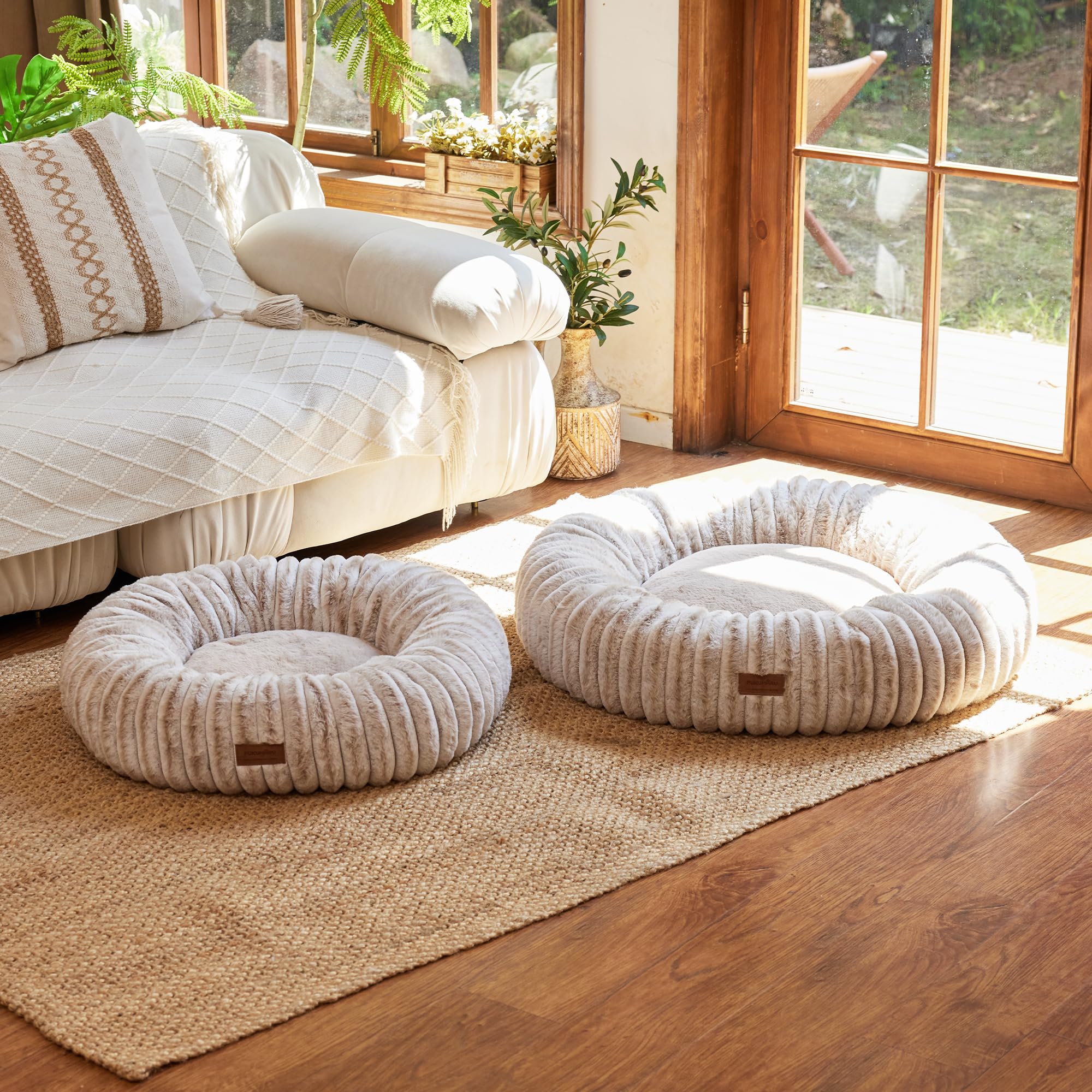 FUKUMARU camel gradient bed brings stylish room appeal for pets.