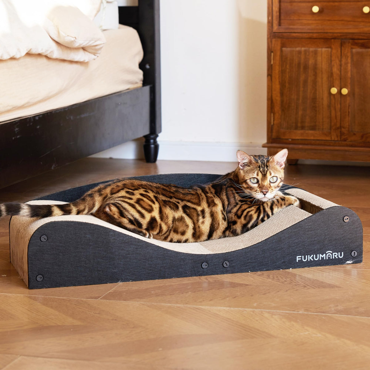 FUKUMARU cardboard cat scratcher bed 29-1 inch full-length offers roomy lounging