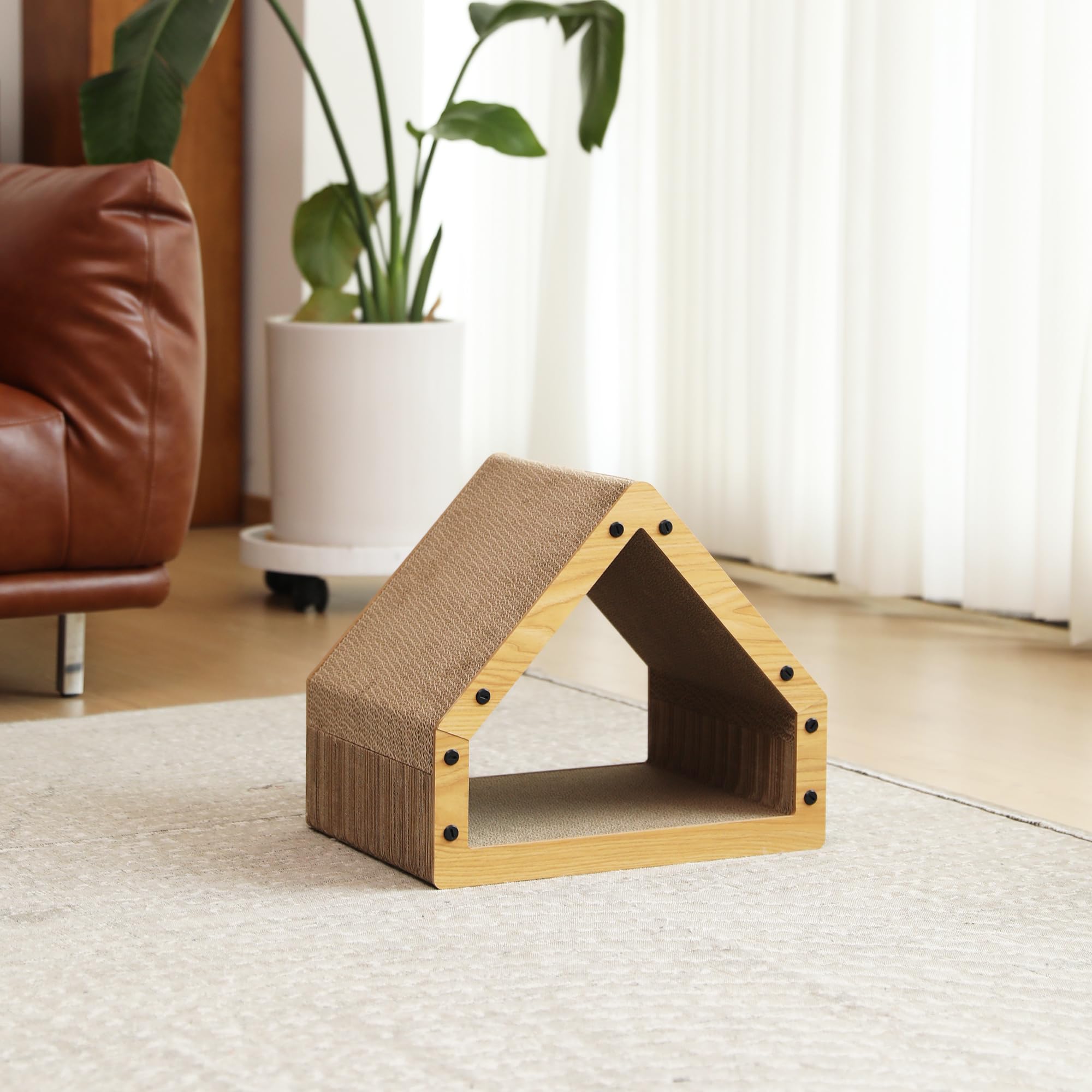 FUKUMARU house encourages multi-cat interaction with shared scratching fun.