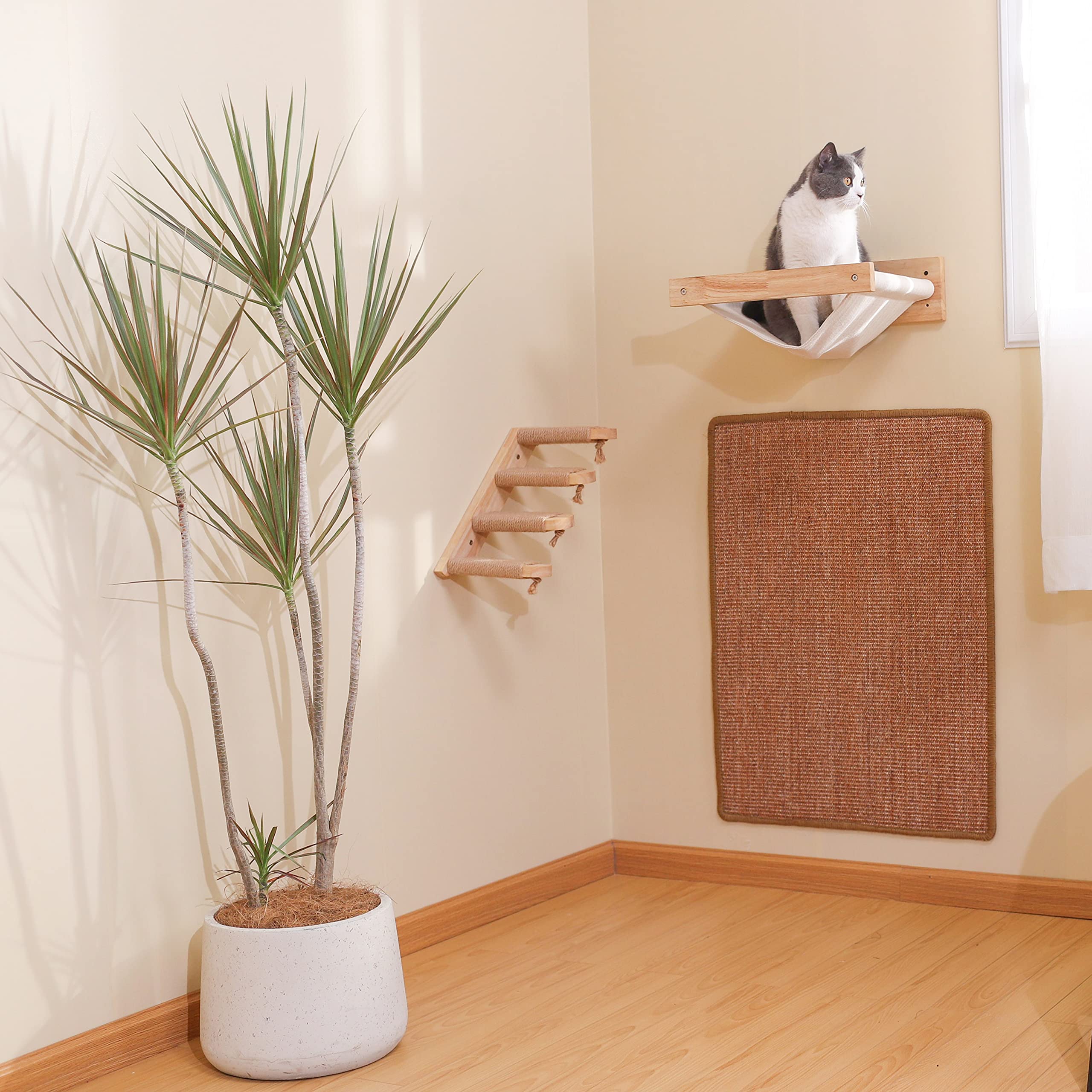 FUKUMARU sisal mat for busy cats to stretch and sharpen claws safely.