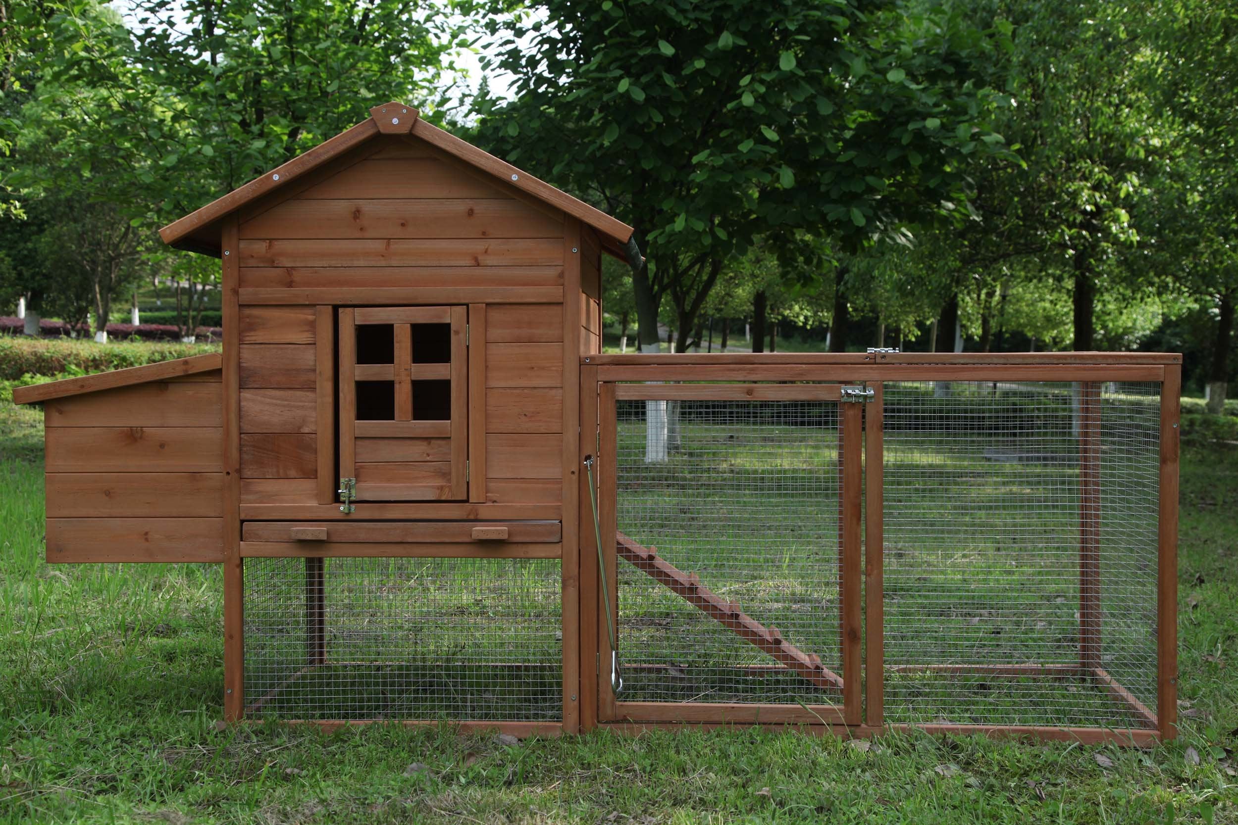 GOJOOASIS elevated poultry house maintains dry bedding and clean floors.