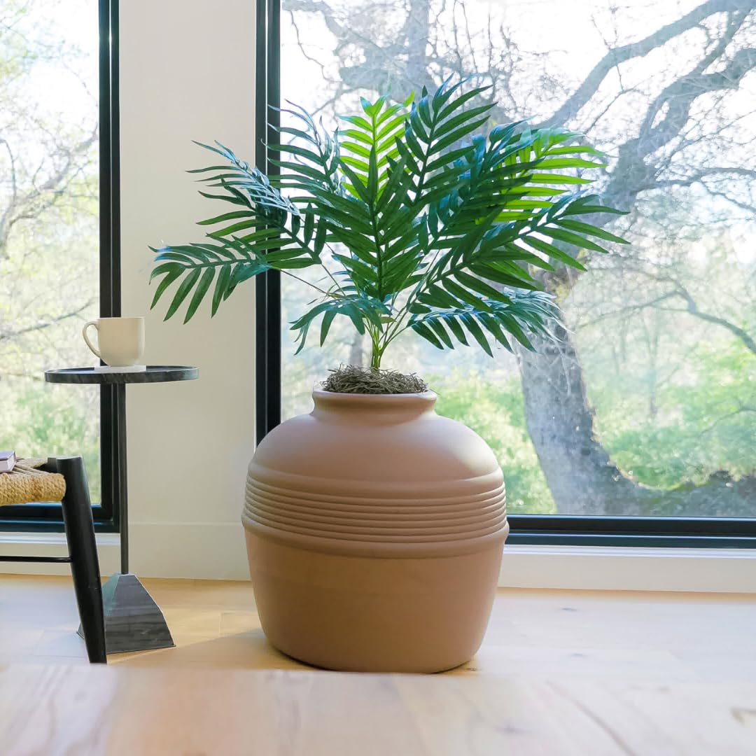 Good Pet Stuff planter interior, spacious space for standard litter pans and comfortable cat access.