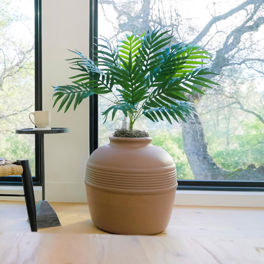 Good Pet Stuff planter interior, spacious space for standard litter pans and comfortable cat access.