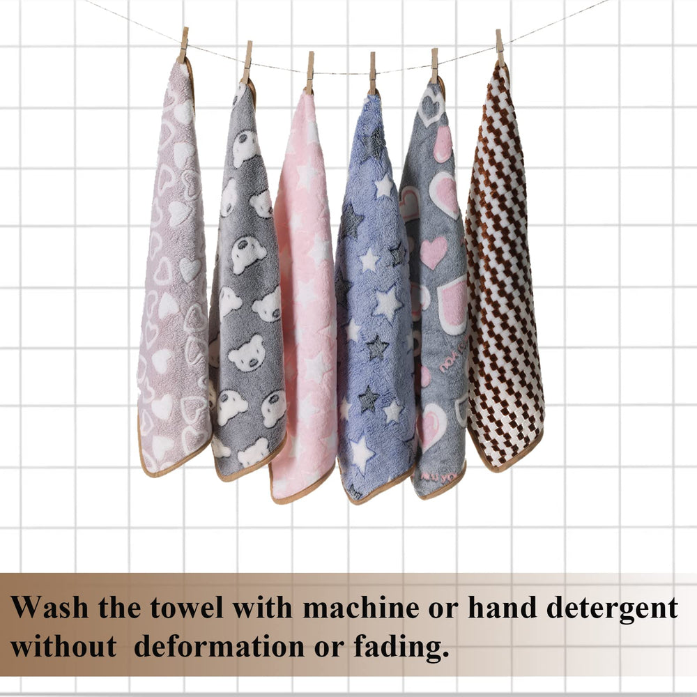 Grddaef cage liner closeup highlights durable, machine-washable material.