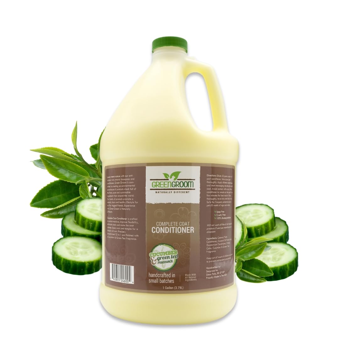 GreenGroom Complete Coat bottle highlights a natural formula for a smoother, shinier coat.