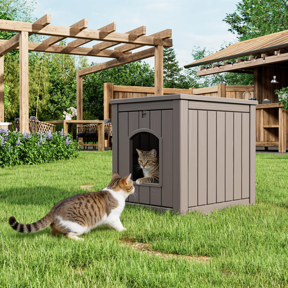 GULAIMOAO spacious interior offers cozy outdoor rest for cats.