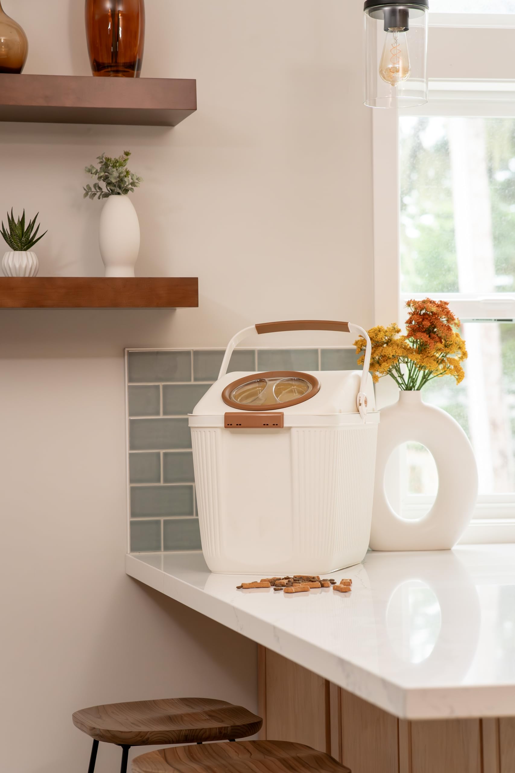 Harry Barker easy-scoop inclined opening supports quick feeding without spills.