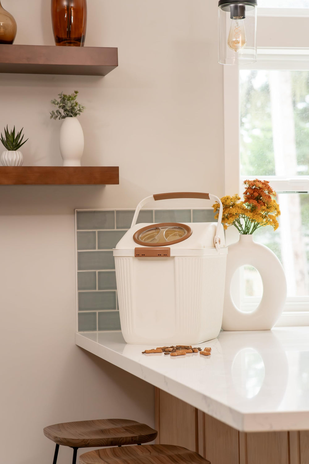 Harry Barker easy-scoop inclined opening supports quick feeding without spills.