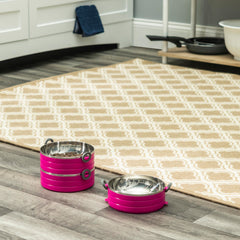 Healthy Human travel bowls leak-proof top demonstrates spill-free water on outings.