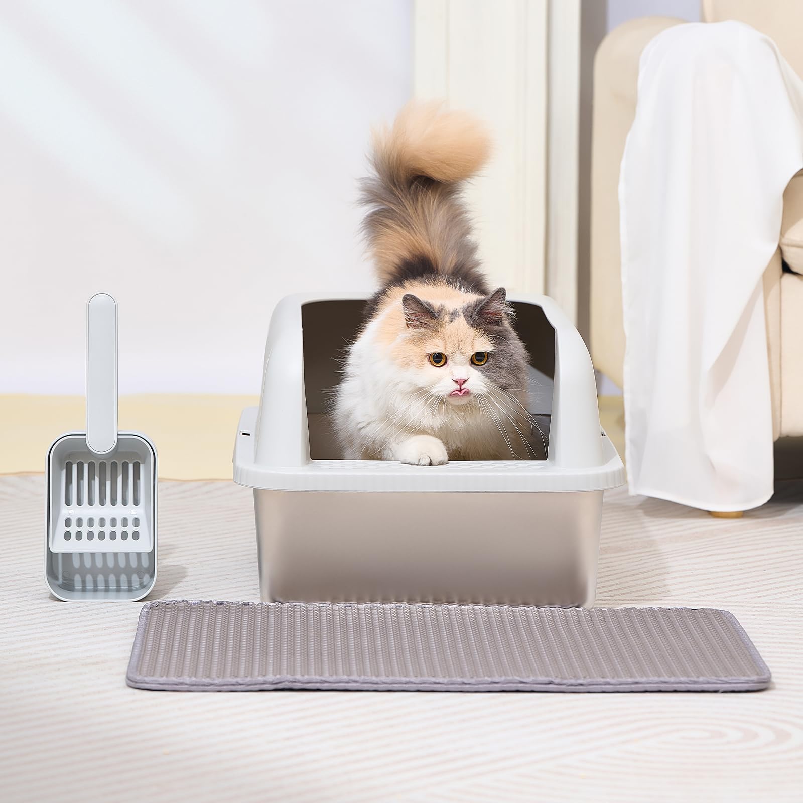 Non-slip base keeps the litter box steady during busy days.