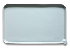 Hoki Found L silicone feeding mat with higher lip keeps bowls in place and reduces spills.
