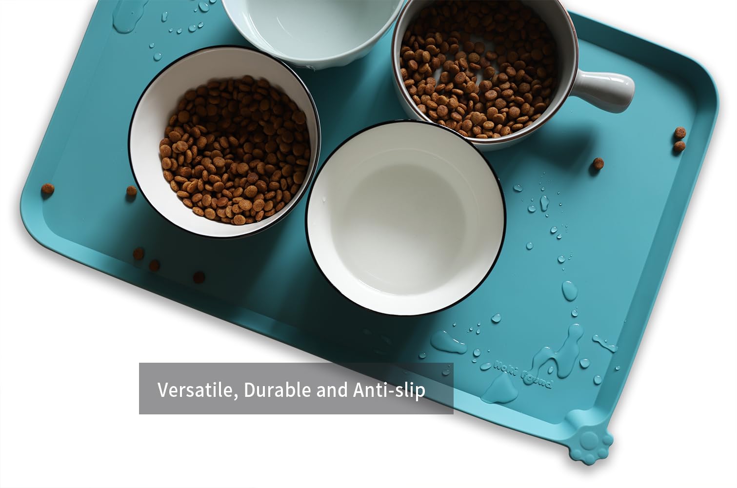 Hoki Found Glacier dishwasher-safe mat for easy cleaning after feeding.