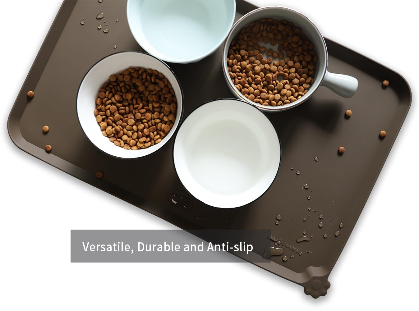 Hoki Found L silicone mat features an extra-high edge to contain spills.