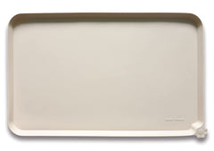 Hoki Found large silicone feeding tray with outer lip preventing spills on carpets