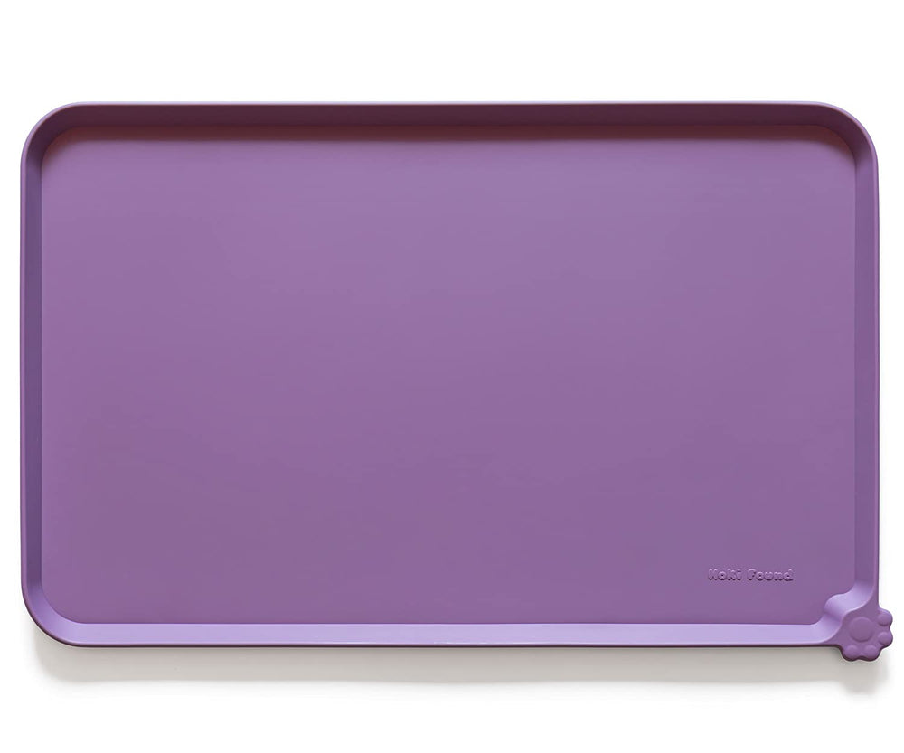 Hoki Found high-lips silicone mat prevents spills during feeding.