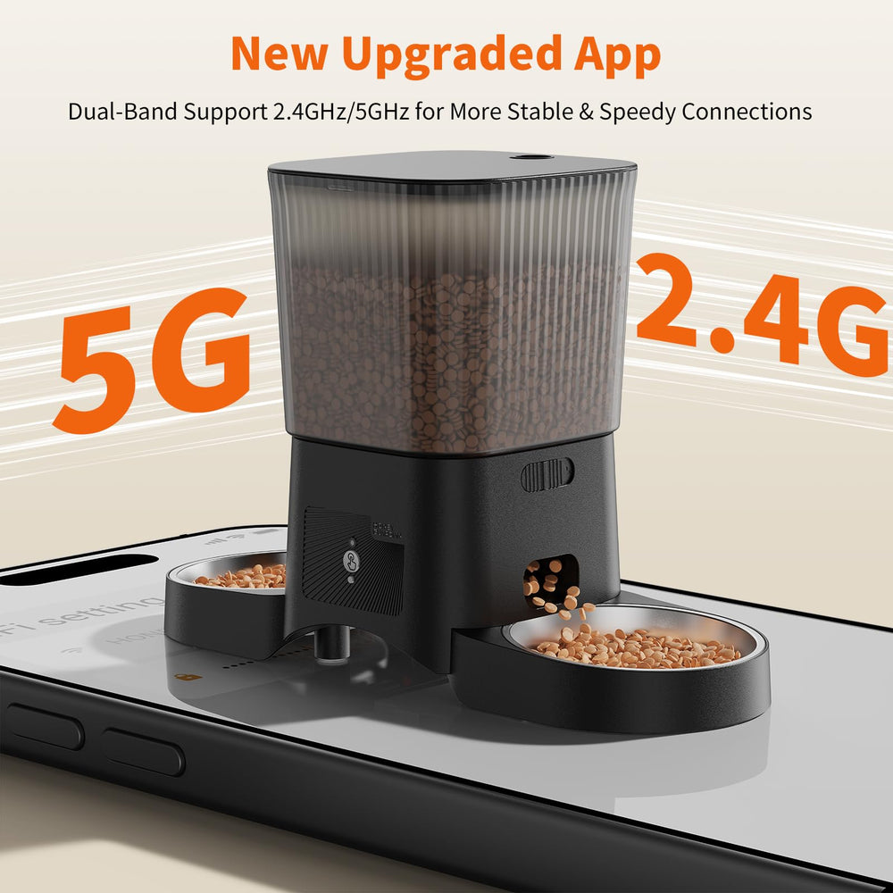HoneyGuaridan built-in desiccant controls moisture in kibble.