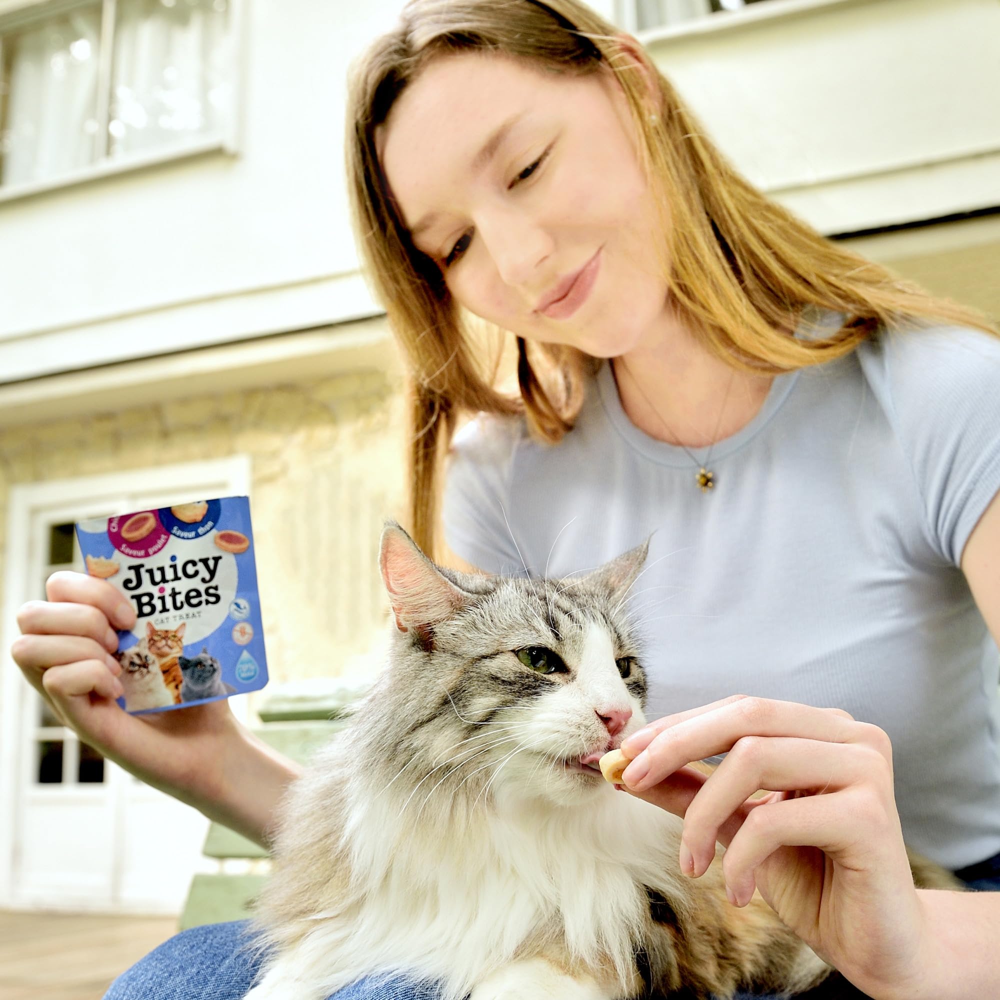 INABA Juicy Bites grain-free formula free from grains and additives.