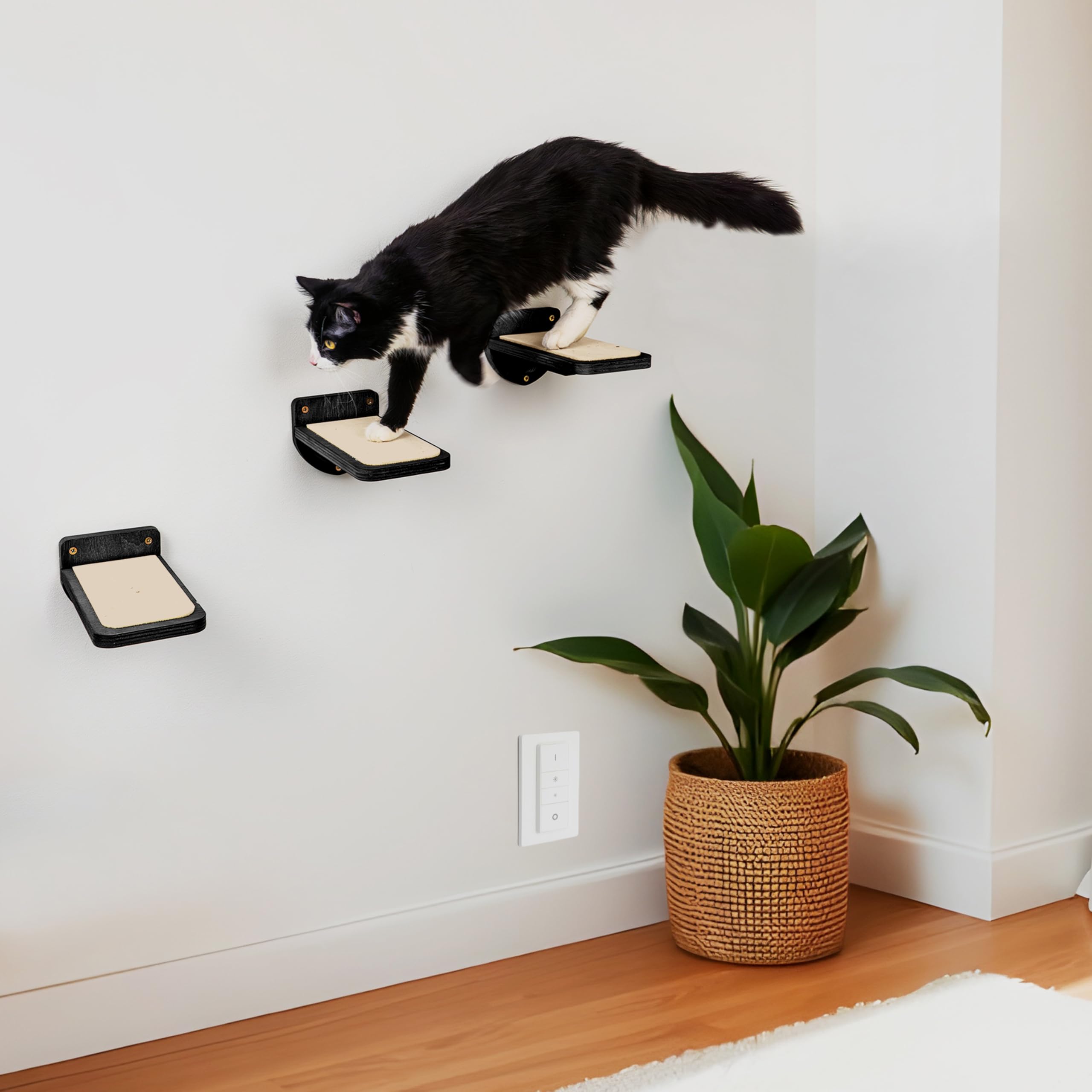 INICIO Cat Wall Steps Space-saving design frees floor space for pets.