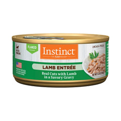 Instinct Flaked Entrée Lamb can front view showing real lamb and gravy for flavorful meals