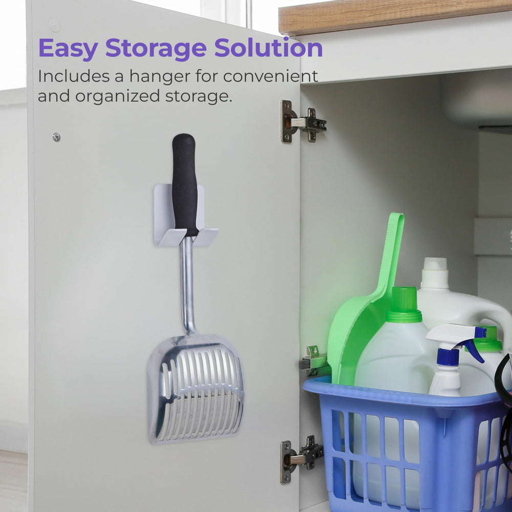 iprimio Monster Metal Cat Litter Scoop in action shows extended reach and efficient clump removal.