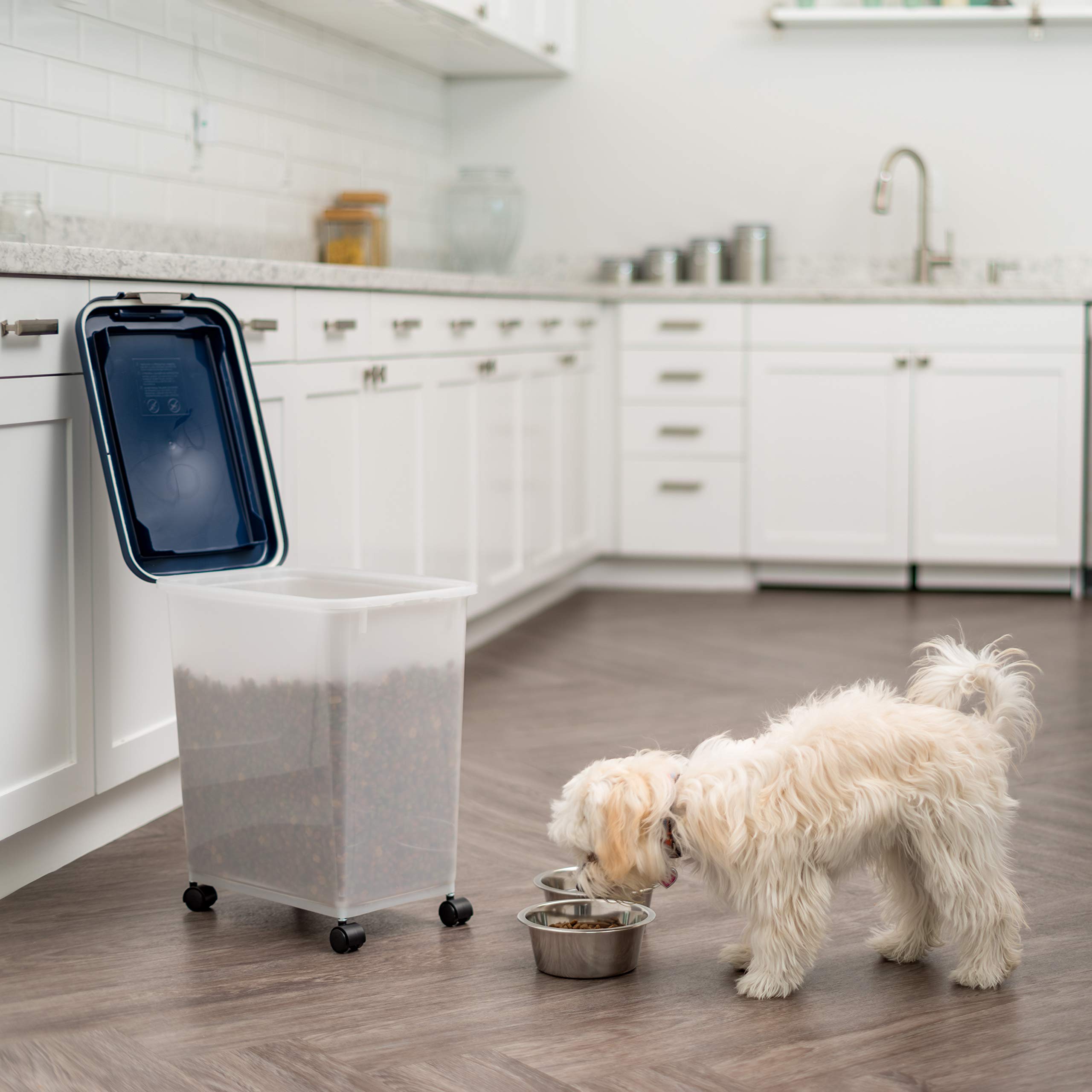IRIS USA 30 lb capacity container holds kibble reliably for dogs and cats