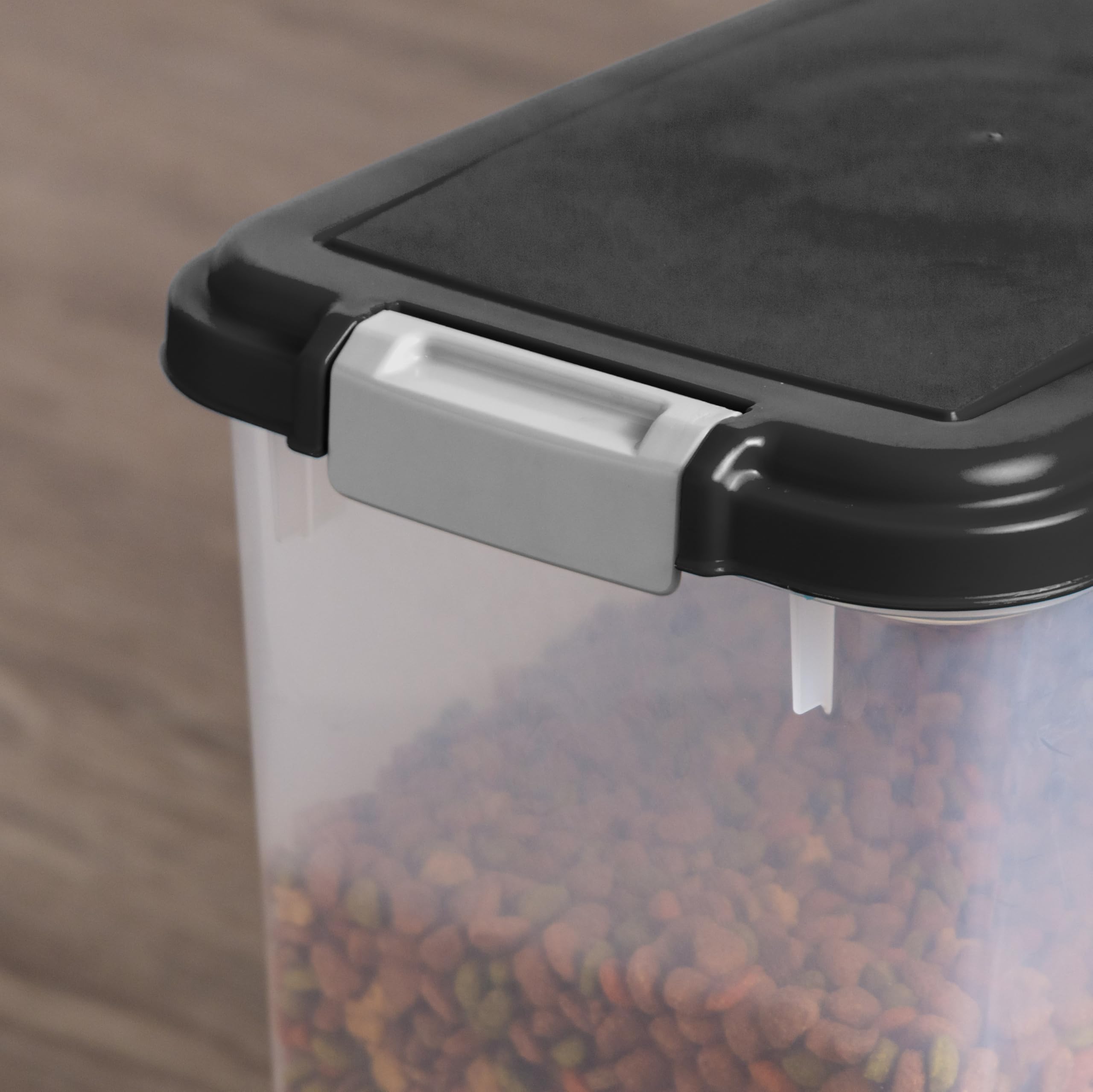 IRIS USA BPA-free materials ensure safe use and easy cleaning.