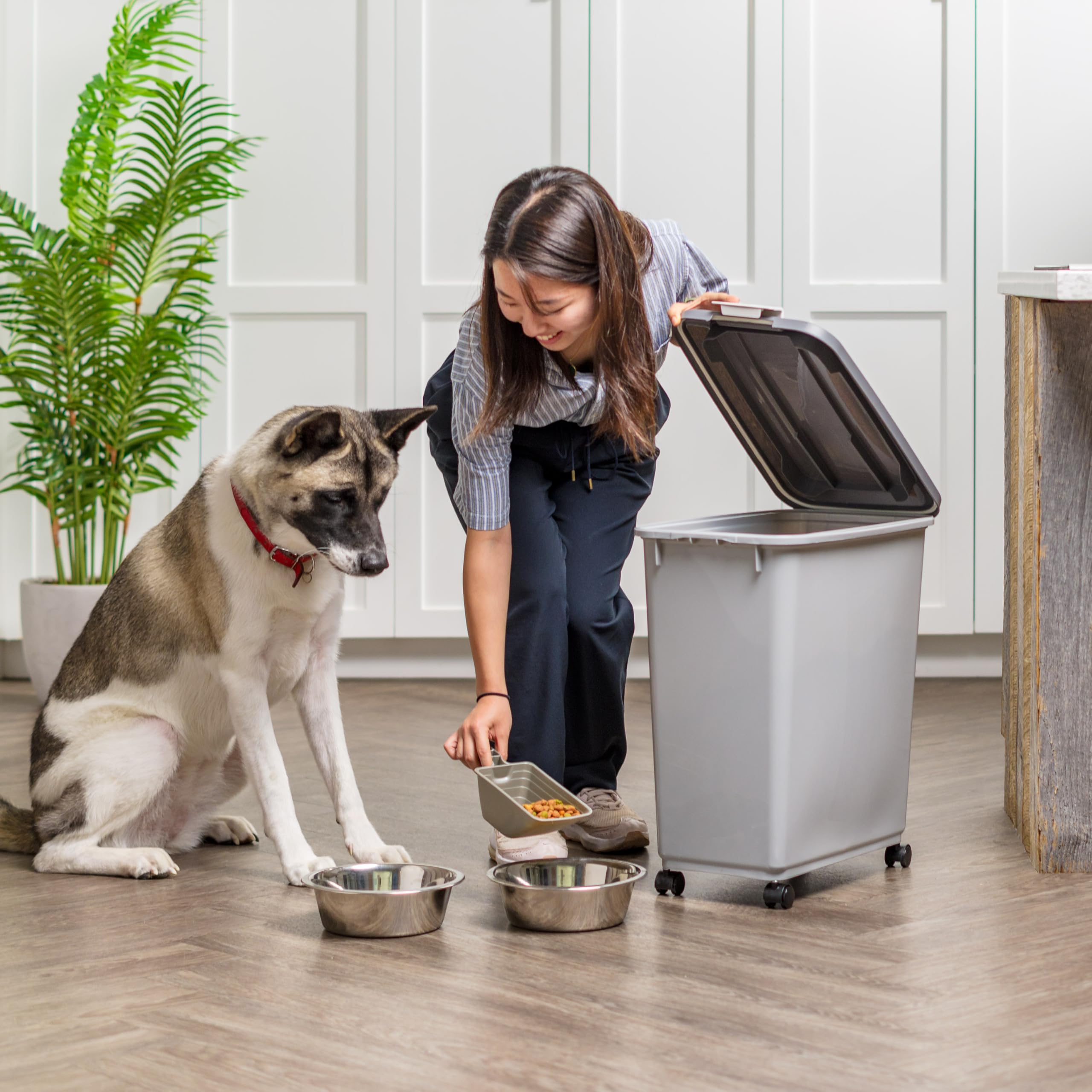 IRIS USA BPA-free material ensures safe storage for pets.