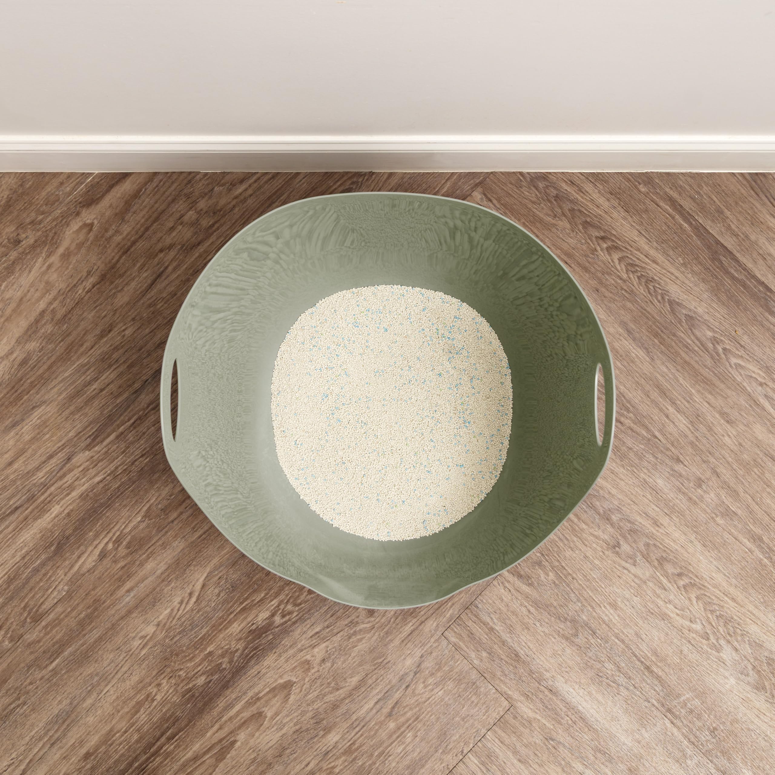 IRIS USA cat litter box ideal for multi-cat households due to size.