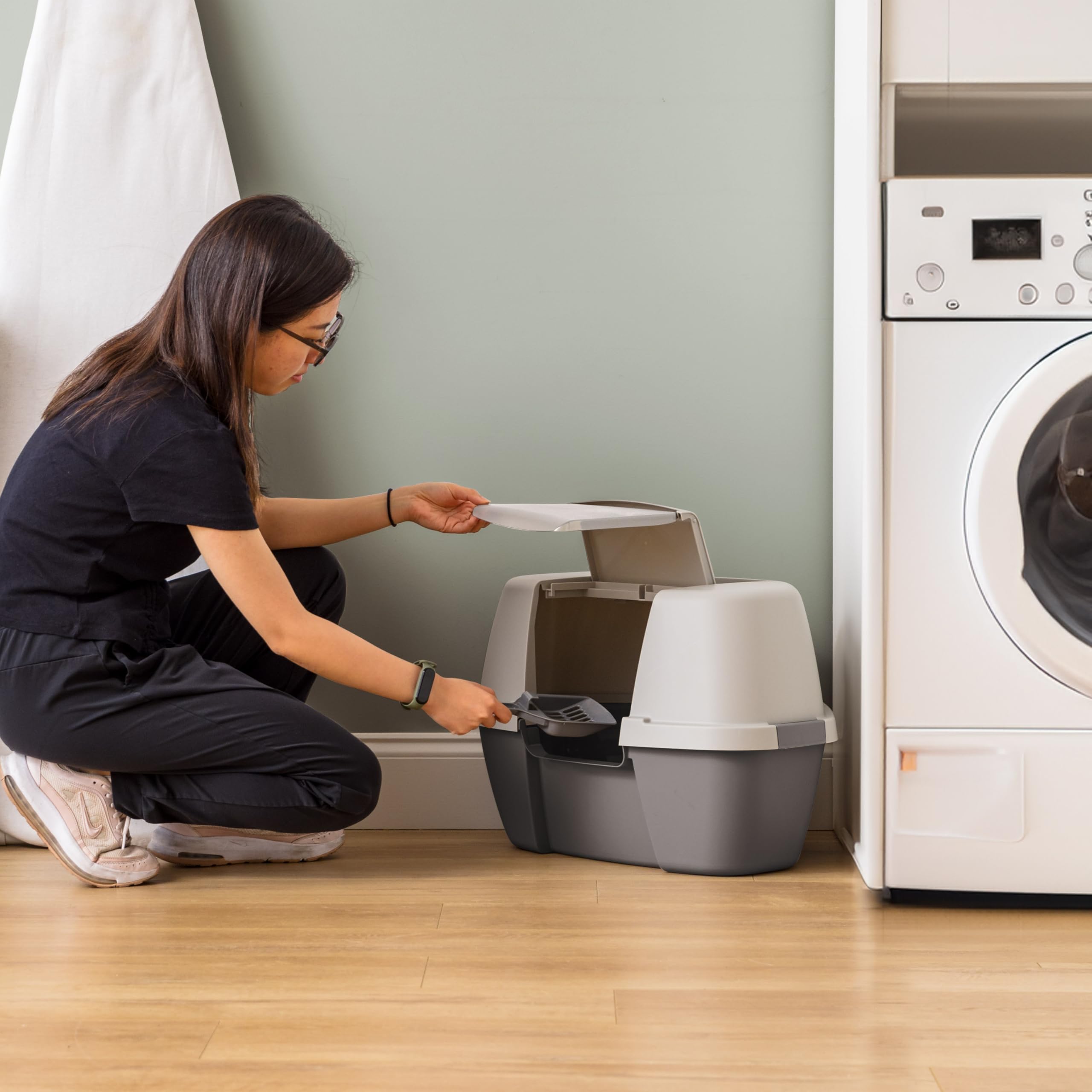 IRIS USA hooded door helps contain litter and odors.