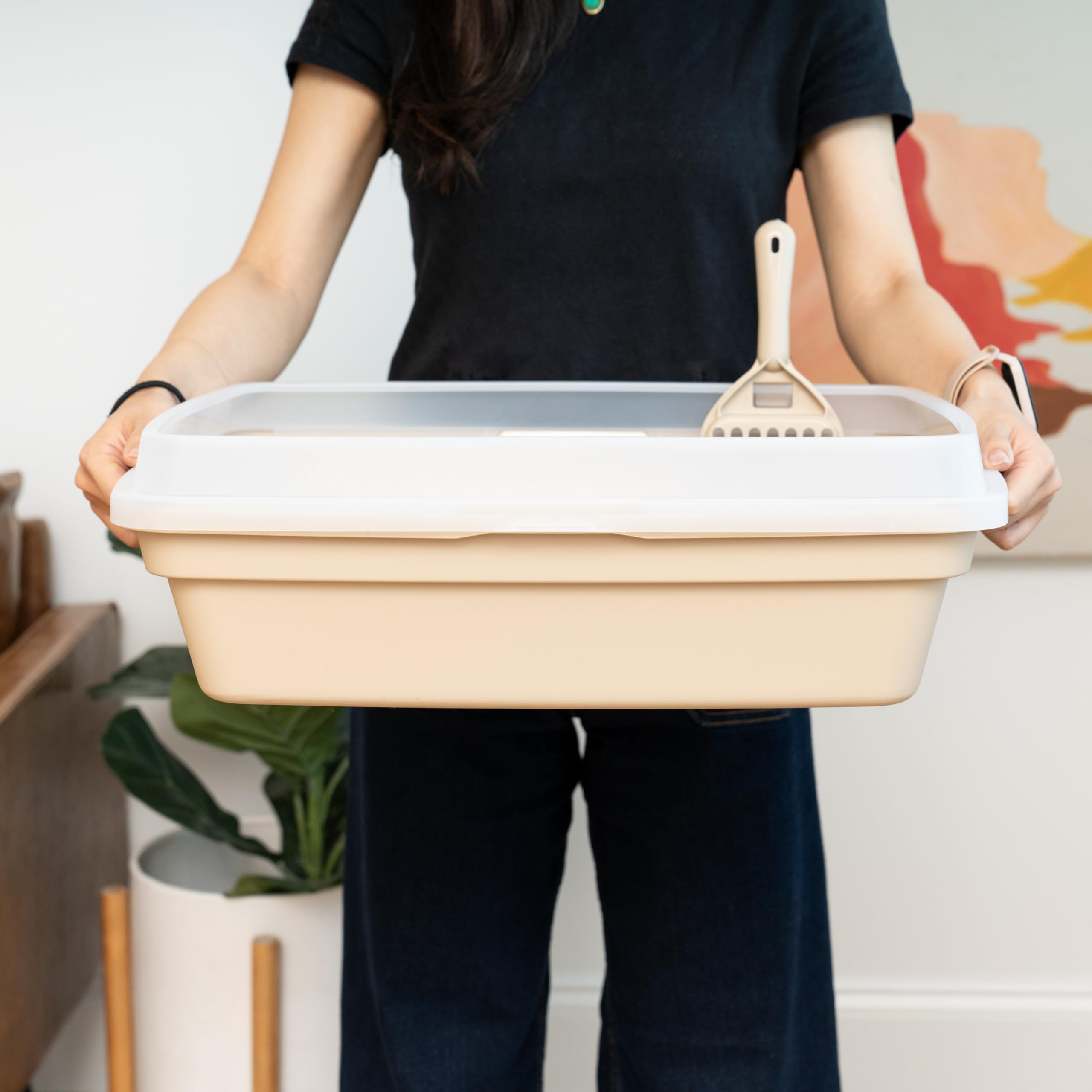 IRIS USA Cat Litter Box Molded-In Feet — stable setup on flat floors.