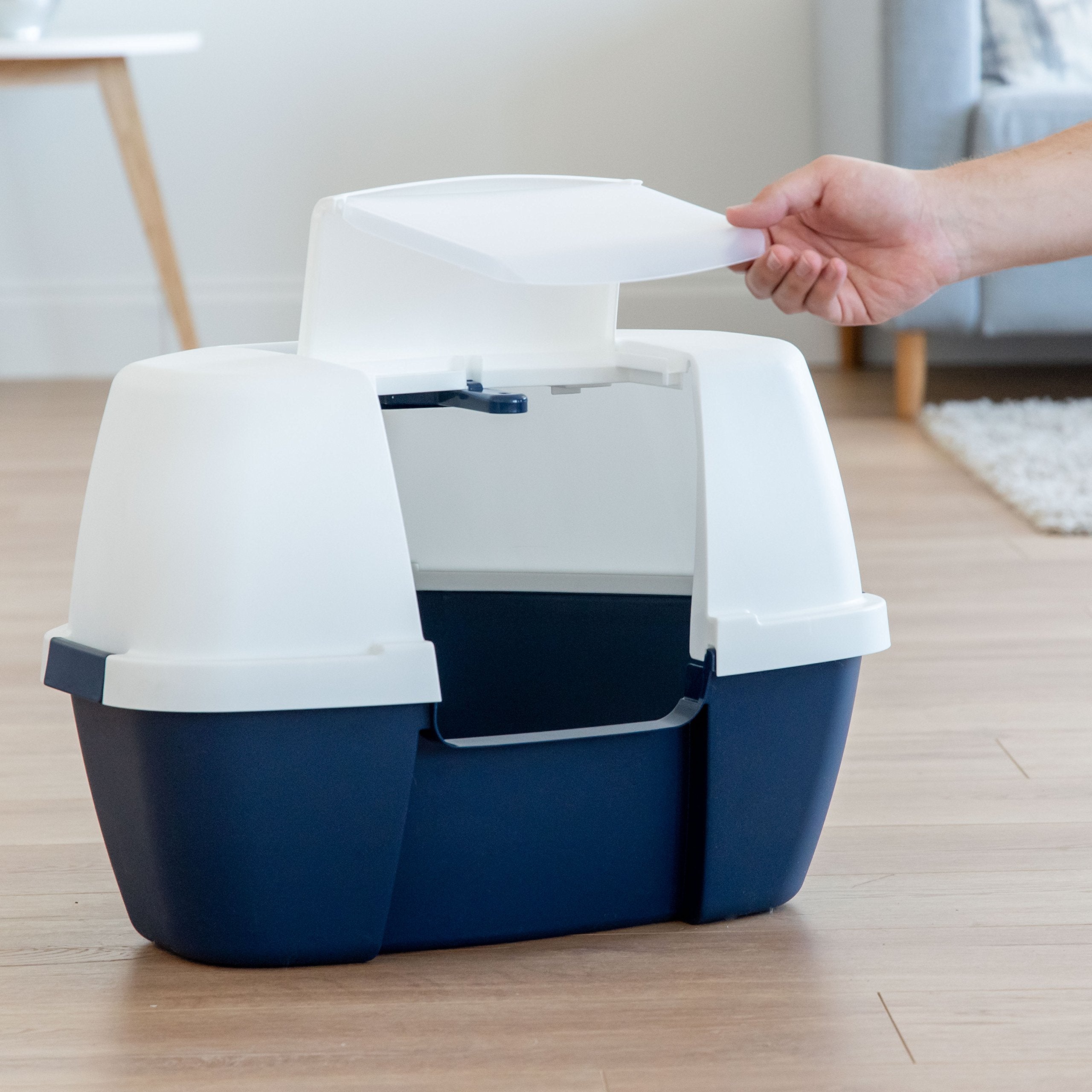 IRIS USA Navy/White litter box complements any home decor.