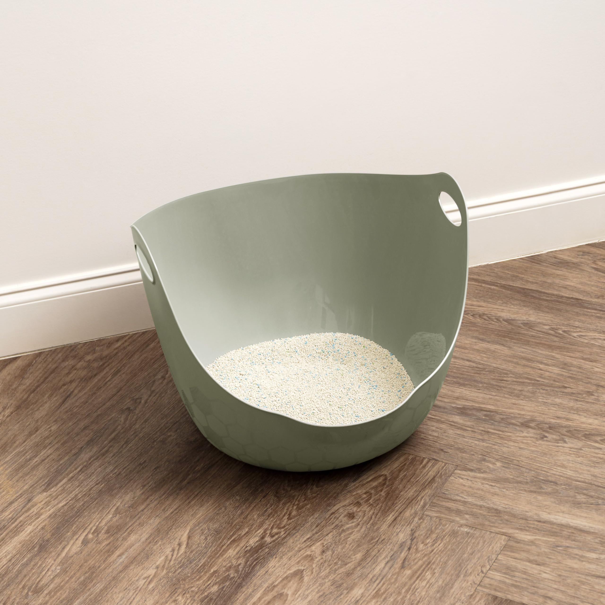 IRIS USA cat litter box spacious interior for cats of all sizes.