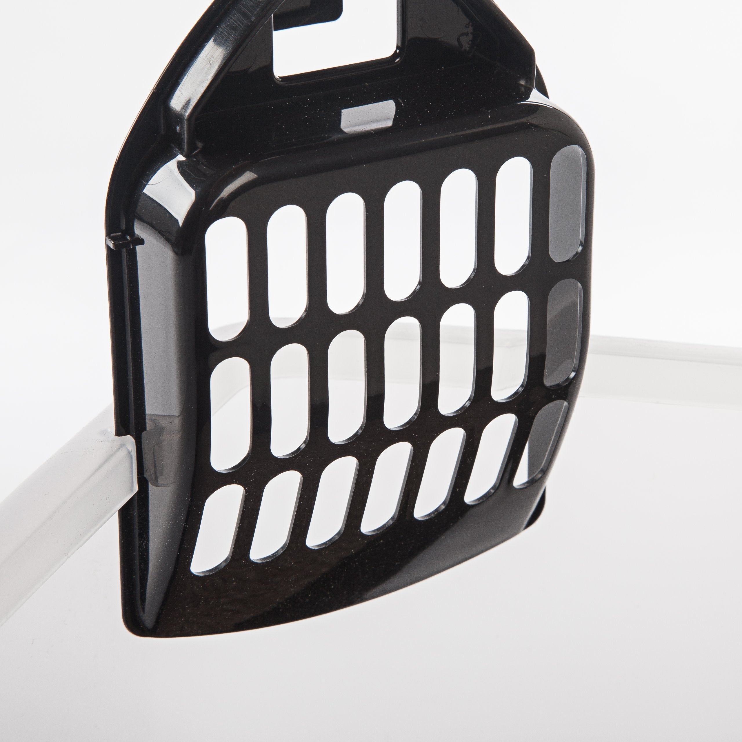 IRIS USA-made cat litter box designed for long-lasting performance.